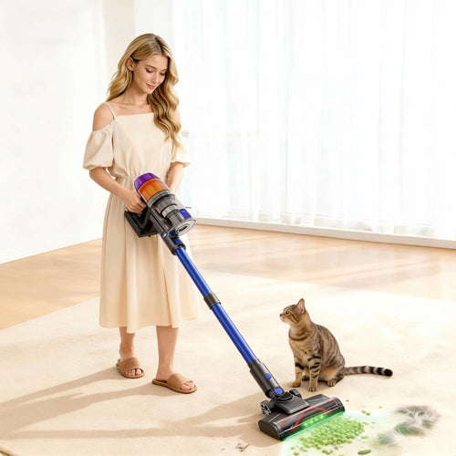 Aspirateur balai sans fil 50 kPa utilisé dans un salon lumineux